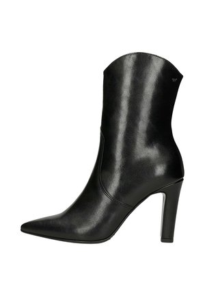 Zwarte leren hoge laars tot halverwege de kuit met hoge hak, puntige neus en blokhak, gladde afwerking en zijstiksel detail.