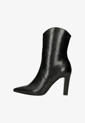 Zwarte leren hoge laars tot halverwege de kuit met hoge hak, puntige neus en blokhak, gladde afwerking en zijstiksel detail.