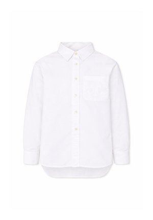 Camicia bianca a maniche lunghe con bottoni, collo appuntito e taschino sul petto, mostrata su uno sfondo bianco uniforme.