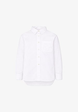 Chemise blanche à manches longues avec boutons, col pointu et poche poitrine, présentée sur un fond blanc uni.
