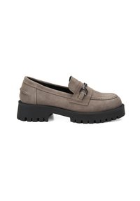 Graue Wildleder Slipper mit strukturierten Oberflächen, verziert mit einem dekorativen Metallakzent auf dem Obermaterial und einer markanten schwarzen Gummisohle.