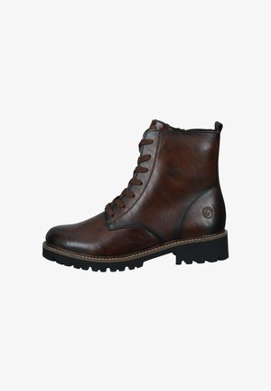 Stivaletti in pelle marrone con punta arrotondata, design con lacci, parte superiore testurizzata e suola in gomma nera robusta con dettagli di cucitura in contrasto.