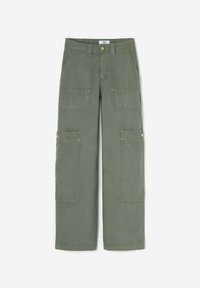 Olijfgroene rechte cargo pants met grote voor- en kniepockets, knoop- en ritssluiting, en riemlussen.
