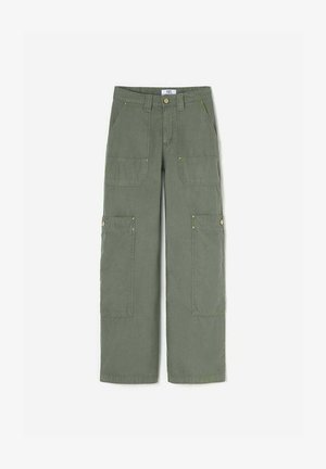 Pantalons cargo droits en vert olive avec de grandes poches à l'avant et aux genoux, fermeture par bouton et zip, et passants de ceinture.