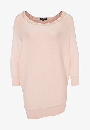 Lyserød strikketrøje med bred udskæring, trekvartærmer og perleaccentuer omkring kraven. Blød tekstur med en afslappet pasform.