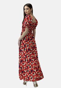 Maxikleid im roten Blumenmuster mit Puffärmeln und quadratischem Rückenausschnitt. Aus leichtem Stoff mit gerafftem Bund gefertigt.