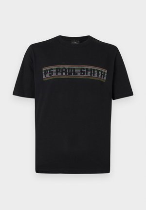 Musta puuvillapaita lyhyillä hihoilla, jossa on kinkkinen tekstimuotoilu värikkäillä, koristelluilla yksityiskohdilla rinnassa.