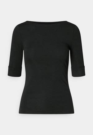 Melna pieguloša T-krekla ar plašu kakla izgriezumu, trīs ceturtdaļu garuma piedurknēm un salocītiem apmetņiem. Izgatavots no gludas, elastīgas auduma. Vienkāršs dizains.