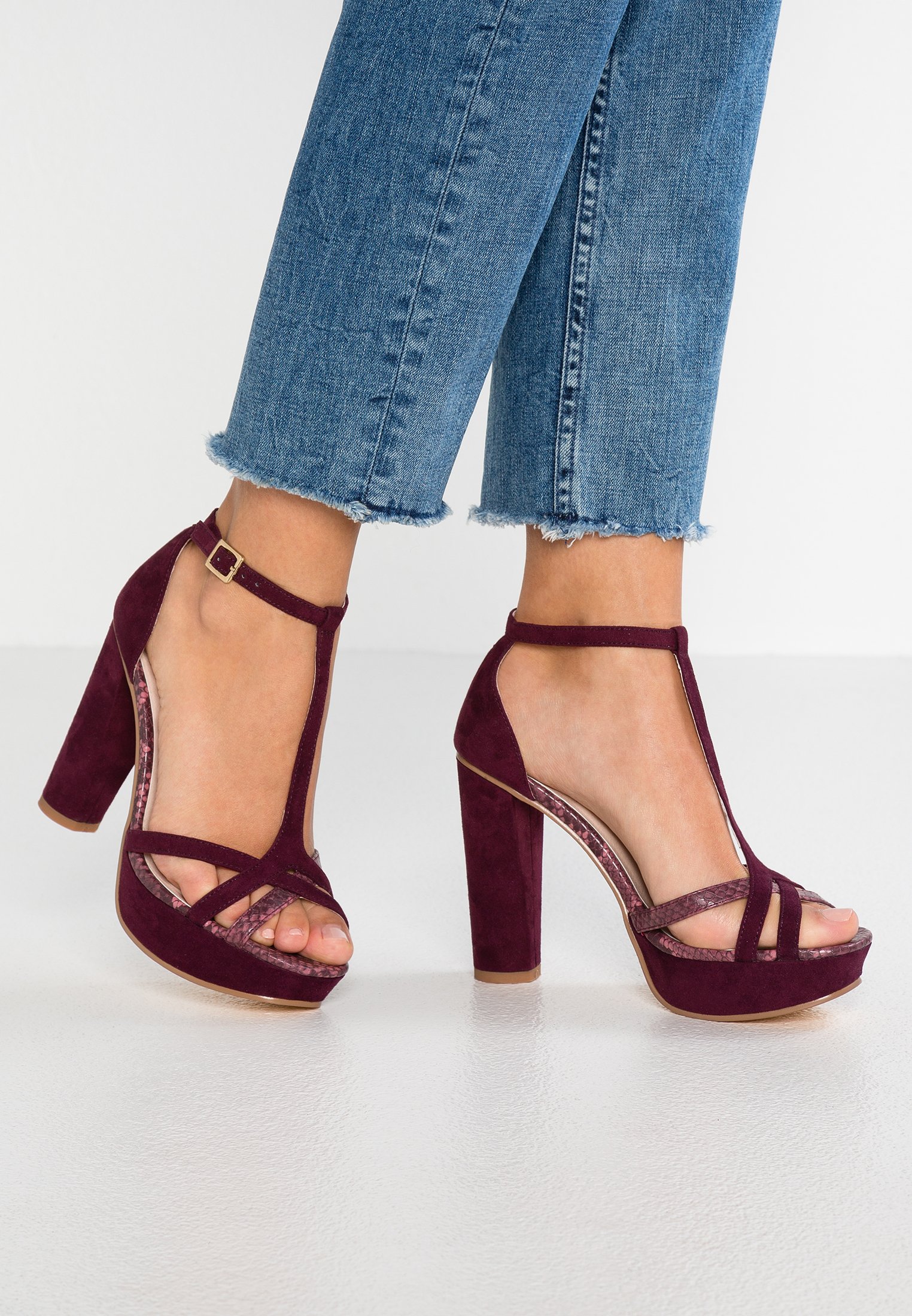 sandali bordeaux con tacco