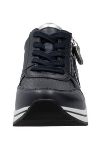 Baskets en cuir noir avec lacets noirs, fermeture éclair latérale et semelle rayée blanche, vue de face sur fond blanc.