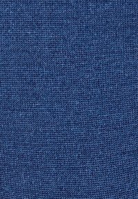 Kék kötött anyag finom textúrával, egységes szövésű és puha felületű. Nincsenek rajta észrevehető minták vagy díszítések.