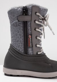 Bottines grises imperméables avec un dessus en imprimé léopard, semelle en caoutchouc noir, lacets argentés, doublure en fausse fourrure et fermeture éclair sur le côté pour un accès facile.