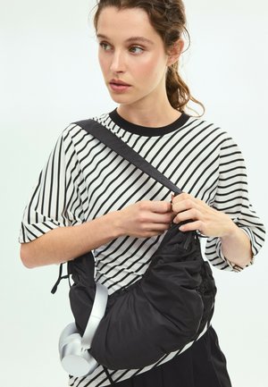 Stradivarius, RUCHED FABRIC CROSSBODY BAG - Sac bandoulière - black