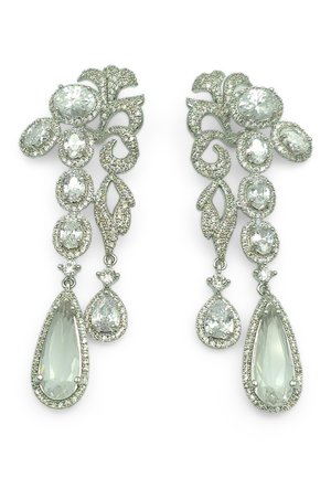 Boucles d'oreilles argentées pendantes avec des motifs délicats rappelant des feuilles, plusieurs pierres précieuses ovales transparentes, et de grandes pierres précieuses transparentes en forme de goutte d'eau en bas.