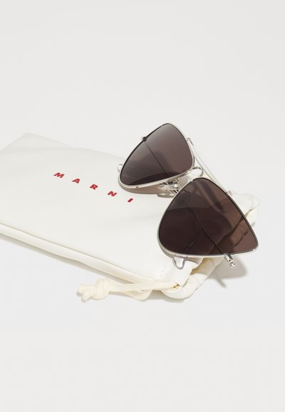 Ochelari de soare aviator din metal argintiu cu lentile închise la culoare, așezați pe un plic crem cu text roșu, "MARNI," și un sistem de închidere cu șnur.