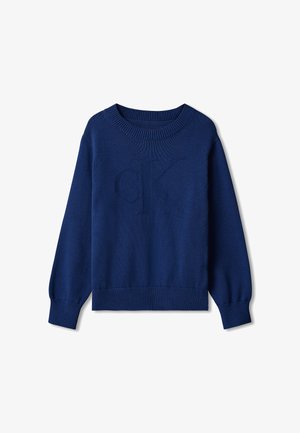 Langärmeliger blauer Strickpullover mit Rundhalsausschnitt und dezent erhabenem CK-Logo auf der Vorderseite, gerippte Ärmelbündchen und Saum.