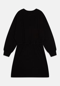 Vestido de sweatshirt preto, com mangas raglan longas, uma cintura elástica e uma textura de malha suave. Design simples e minimalista.