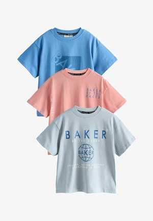Drei kurzärmlige T-Shirts aus Baumwolle in Blau, Pink und Hellblau. Jedes ist vorne mit grafischem Text und Designs bedruckt.