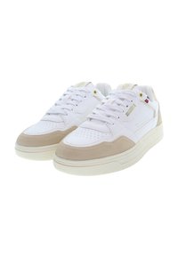 Vita sneakers med beige mockadetaljer, perforerat tåbox, snörningsdesign och gummisula. Har guldhardware och varumärkesdetaljer.