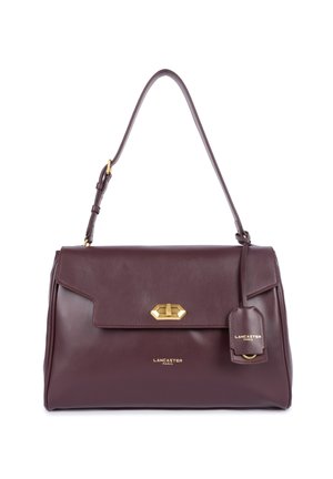 Borsa a mano in pelle bordeaux con una forma strutturata, hardware dorato, una patta frontale e un'etichetta removibile. Presenta una sola tracolla regolabile.