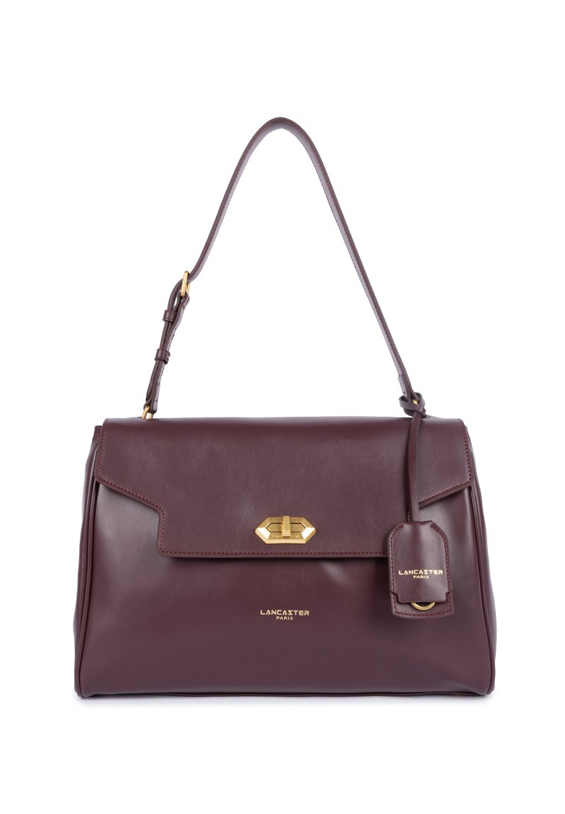 Borsa a mano in pelle bordeaux con una forma strutturata, hardware dorato, una patta frontale e un'etichetta removibile. Presenta una sola tracolla regolabile.