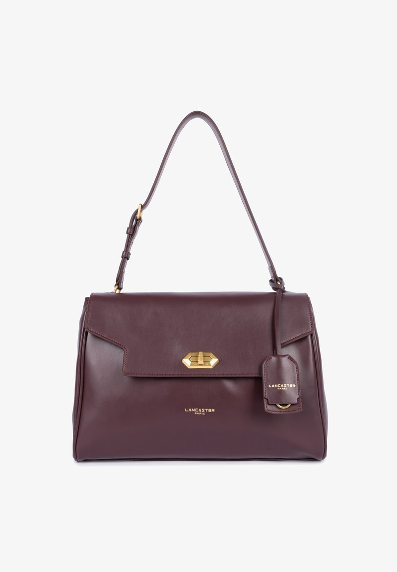 Borsa a mano in pelle bordeaux con una forma strutturata, hardware dorato, una patta frontale e un'etichetta removibile. Presenta una sola tracolla regolabile.