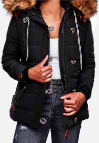 Zwarte gewatteerde jas met een bontgevoerd capuchon, met knoopsluiting, zakken en een verstelbaar trekkoord. Gewatteerde textuur en contrasterende accenten.