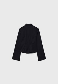 Čierna zkrátená bunda s dlhými rukávmi, strihaná design, mäkká štruktúra a klasický golier. Minimalistický štýl a bez viditeľného zapínania.
