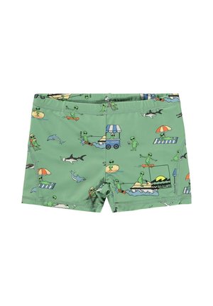 Bañador verde con un divertido estampado de alienígenas realizando diversas actividades en la playa, cintura elástica y un detalle de logo en el lateral.