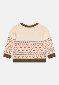 Πλεκτή μπλούζα με κρεμ βάση και σχέδιο κόκκινων και πράσινων καρδιών, ριμπ ζωνάκι και στρίφωμα σε πράσινο χρώμα, και μακριά μανίκια.