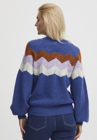 Gebreid pullover sweater in blauw, met een multikleurig zigzagpatroon in tinten oranje, lavendel en crème; gestructureerde stof; comfortabele pasvorm.