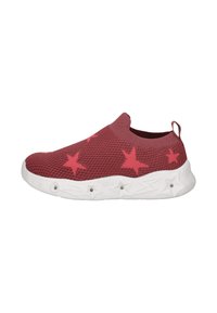 Rød mesh slip-on sko med pink stjernemønstre, rund tå, en polstret hvid sål og en træksløjfe ved hælen for nem påtagning.