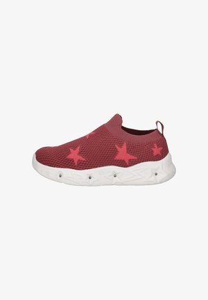 Chaussure slip-on en maille rouge avec des motifs d'étoiles roses, un bout rond, une semelle blanche rembourrée et une languette au talon pour un enfilage facile.