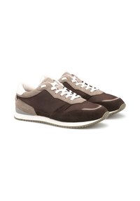 Scarpe sportive in suede marrone e mesh con lacci bianchi, accenti beige e suola grigia texturizzata. Design con punta arrotondata e collo imbottito.
