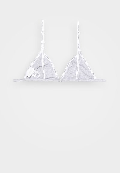 Bralette em triângulo cinza com alças brancas ajustáveis com logotipo, material macio e textura subtil. Inclui um fecho de gancho nas costas.