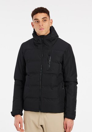 Schwarze Pufferjacke mit hohem Kragen, Reißverschluss vorne und Brusttasche. Bietet gesteppten Bereichen und elastischen Bündchen für Wärme und Komfort.