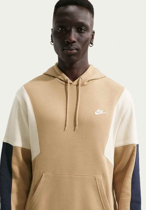 Nike M NK CLUB FLEECE HDED TRACK GX SET - Chándal - parachute beige/obsidian light khaki/white — photo 3