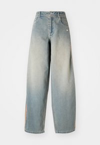 Lichtblauwe denim wijde broek met een vervaagde afwerking. Bevat voorzakken, een knoopsluiting en een subtiele logo op de tailleband.