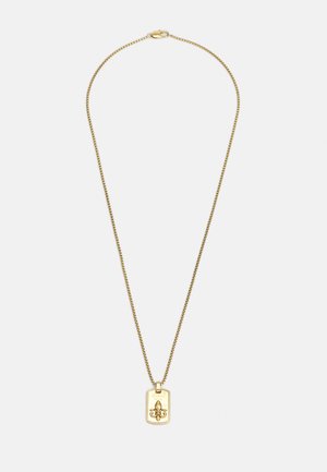 Collier chaîne en or avec un pendentif rectangulaire présentant un motif fleur de lys en relief et une fermeture à mousqueton.
