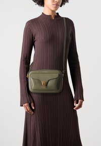 Coccinelle BEAT SOFT - Umhängetasche - laurel green