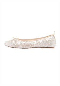 Ballerines blanches, recouvertes de sequins, à bout arrondi, talon minimal et nœud décoratif à l'avant ; texture douce et lisse.