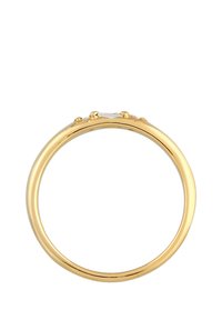 Guldring med en glat kant, der har en central klar sten og små dekorative detaljer langs toppen. Simpelt og elegant design.