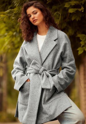 Palton gri din amestec de lână cu un design înfășurat, mâneci largi și o curea legată în talie. Include buzunare aplicate și un finisaj texturat.