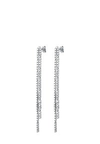 Pendientes largos de plata con múltiples hilos de piedras brillantes transparentes en un diseño en cascada, con un respaldo de metal texturizado.