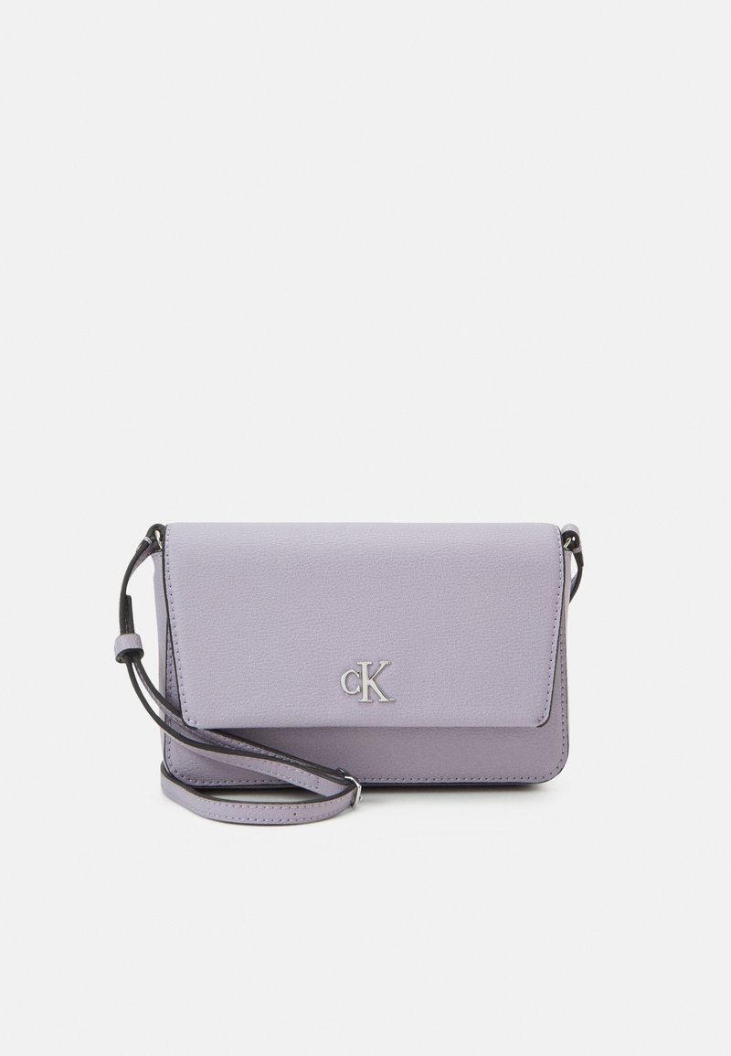 Fialová kabelka přes rameno z umělé kůže se zavíráním na klopu, stříbrným logem a nastavitelným popruhem. Hladká textura a strukturovaný tvar.