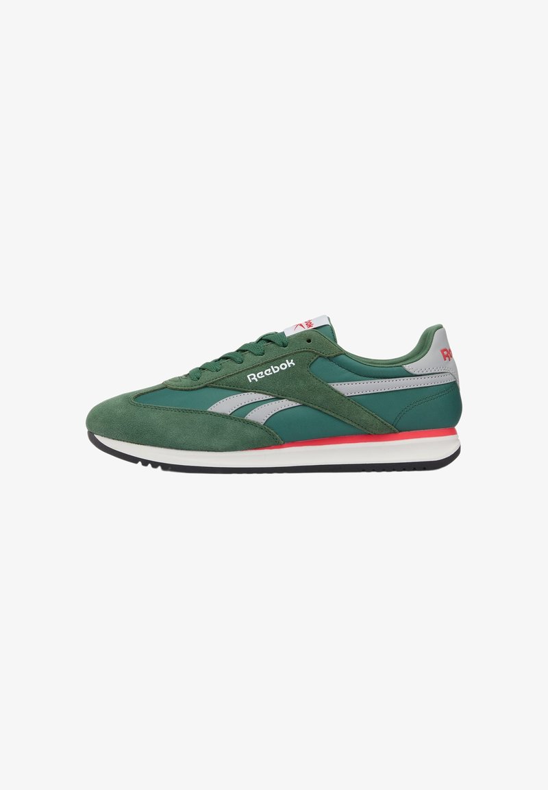 Grüner Reebok-Sneaker mit weißen und grauen Details, rotem Akzent über der weißen Sohle, Schnürung vorne und Reebok-Logo an Seite und Ferse.