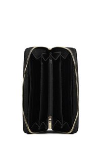 Portafoglio nero con chiusura a zip perimetrale, numerosi scomparti per carte e un vano centrale con zip, dotato di un interno in tessuto testurizzato.