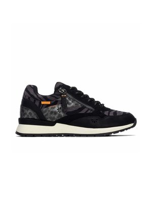 Czarno-szary sneaker z nadrukiem zwierzęcym, bocznym zamkiem błyskawicznym, wiązany z przodu i białą podeszwą, pokazany od zewnętrznej strony na białym tle.