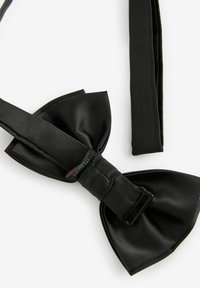 Schwarze Satin-Fliege mit strukturiertem Finish. Verfügt über eine flache, breite Schlaufe und ein verstellbares Halsband mit einem schwarzen Metallverschluss.