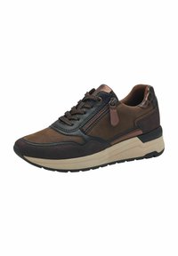 Baskets marron en suède et cuir, avec une fermeture éclair sur le côté, des accents texturés et une semelle beige contrastante.